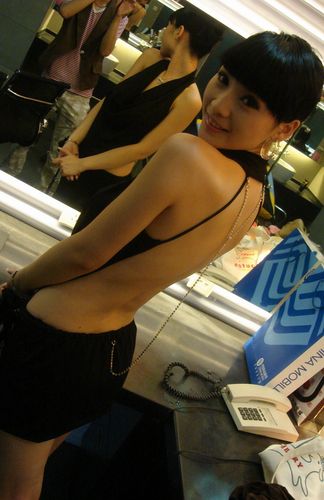 柳岩真空上阵写真,格外性感诱人,在拍片现场,她着半透明薄纱,胸前激凸