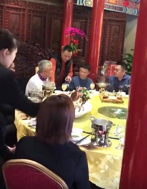 赵本山请马云吃饭,马云的一个小举动,让在座的竖起大拇指