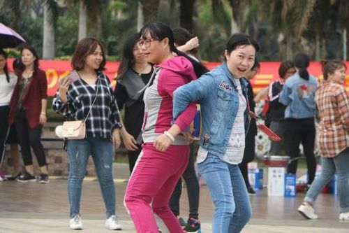 背靠背夹球接力赛