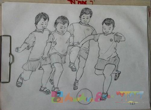 踢足球的图片简笔画