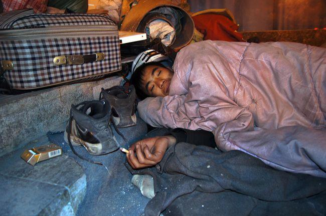 工地实拍民工睡在地上午休时的睡姿让人看着就心酸