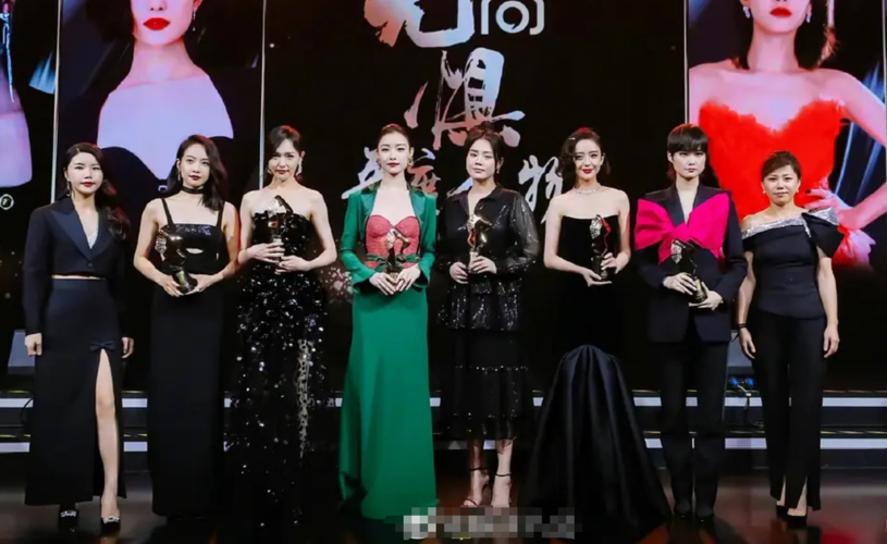 盛典最新大合照,唐嫣把倪妮拽到中间,杨幂和魏大勋咋都不见了?