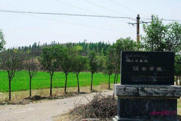 汉延平元年(106)八月,殇帝不幸早夭.邓太后与她的哥哥车