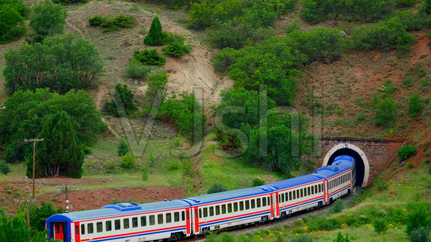 火车过山洞交通运输_3840x2160_高清视频素材下载(编号:3474172)_实拍