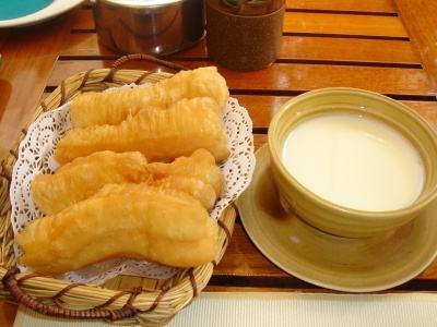 油条和豆浆是绝配,经常把油条当早餐容易伤身体,现在知道还不晚