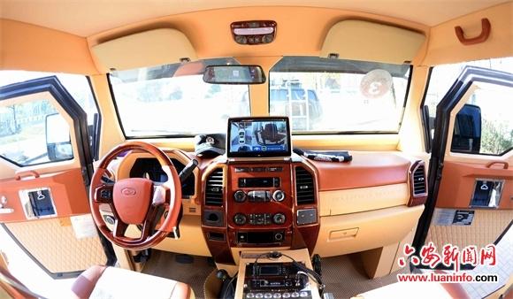 "剑齿虎"防暴装甲车亮相皋城