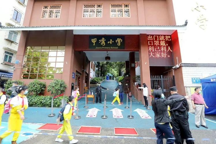 摄:卢勇 甲秀小学外,在老师的协调引导下,家长止步于该校规划的检测