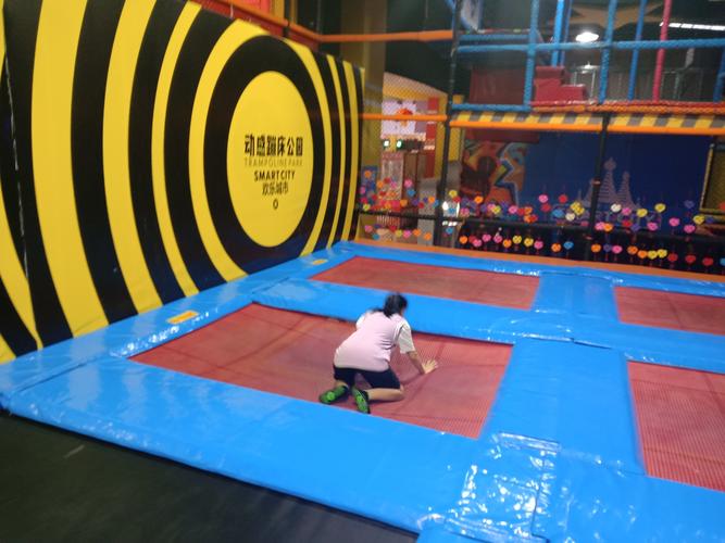 欢乐城市动感蹦床公园
