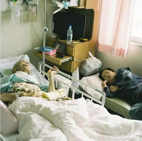 躺在病床上的老人