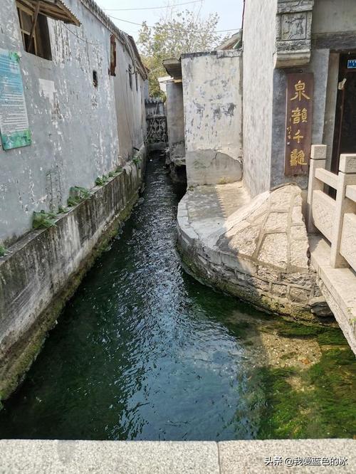 漫步在济南大明湖畔旁的曲水亭街百花洲