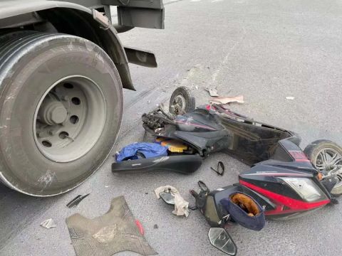 电动车与大货车相撞被卷入车底碾成碎片