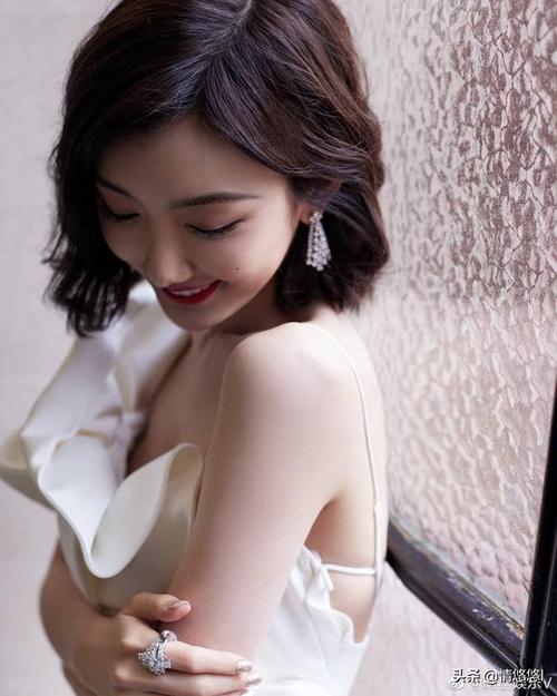 毛晓彤短发搭白色荷叶边高开叉曳地长裙风情万种优雅性感