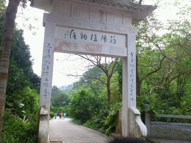 谁知道仙湖植物园中药用植物区大门的对联是什么?
