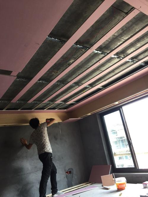 泥木阶段叶书文(设计师) 神童门别墅二层木工轻钢龙骨吊顶施工现场