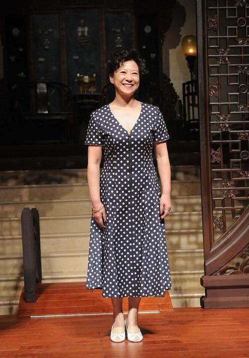 王馥荔状态太好了,奶奶年纪穿精致印花,比小8岁冯巩更