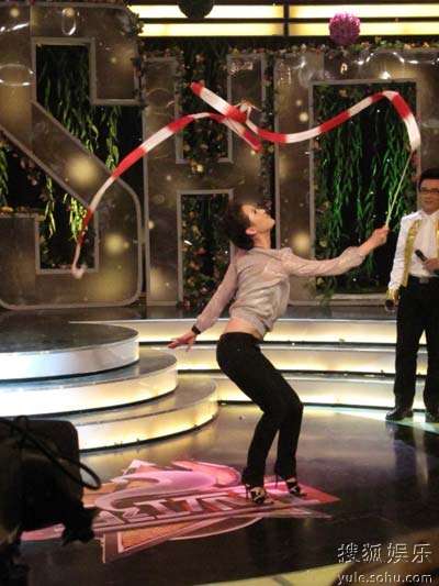 "当红不让"秀动感舞姿 赵柯亦古亦今赢喝彩