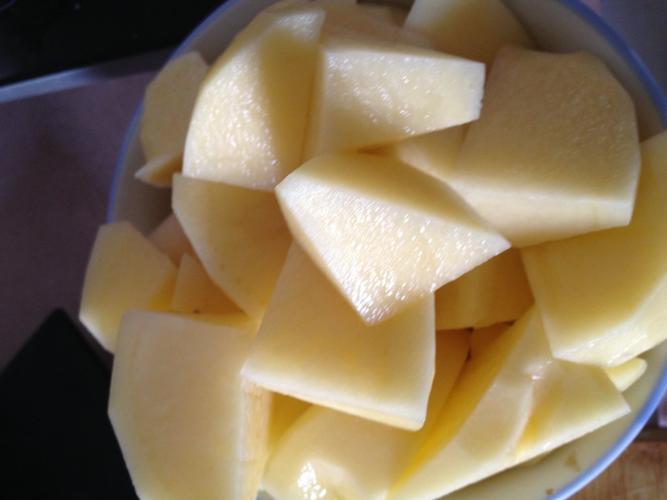 土豆切菱形备用.