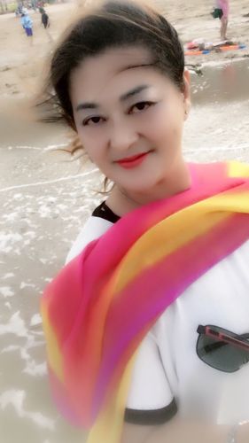 摆摆pose, 也是四十岁以后女人童心未泯的自然流露.