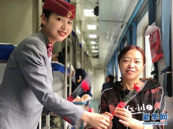 列车员为乘车的"母亲"献花.(刘婷婷 摄)