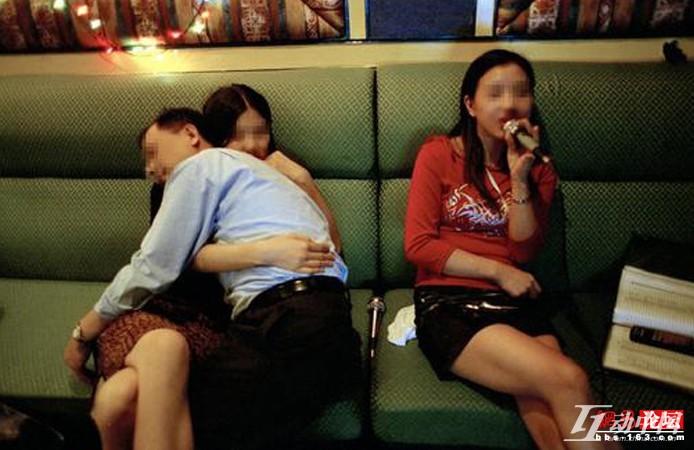 一名摄影师拍摄下了ktv陪唱女的工作状态