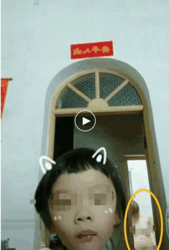 抖音要步快手后尘?小学生发视频,却让背后洗澡的妈妈走光