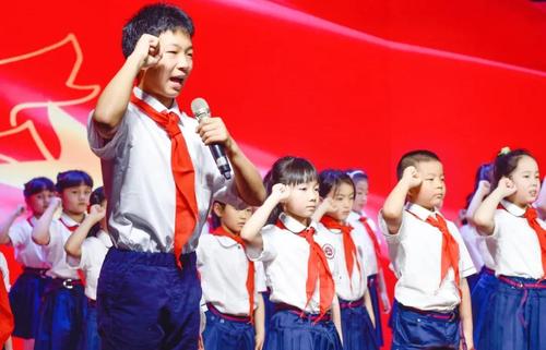 少先队员进行宣誓(央广网发 重庆市巴蜀小学供图)