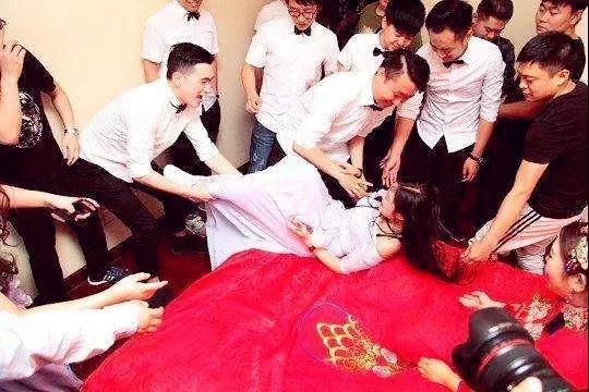 婚礼现场,伴娘遭"婚闹"被欺负,新娘怒撕婚纱:不嫁了,我们走