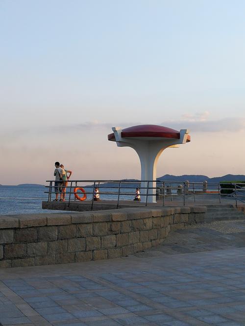 小青岛公园是青岛市的标志性建筑,位入胶州湾入海口的青岛湾内,因为