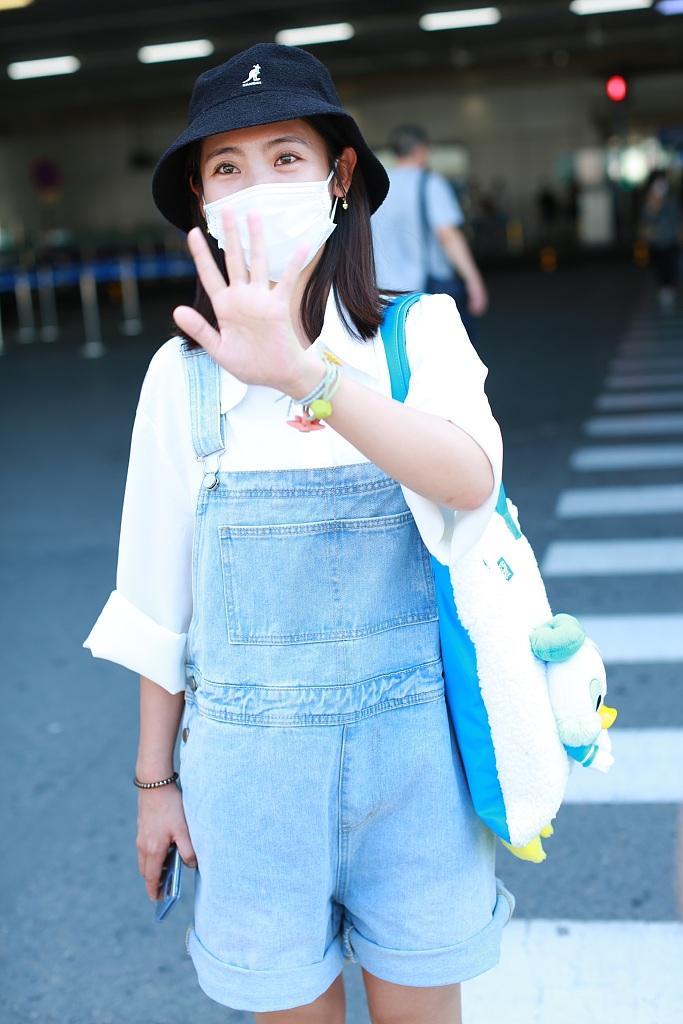 24 10:57:49 1 / 5 新浪娱乐讯 7月24日,北京,邢菲现身机场.