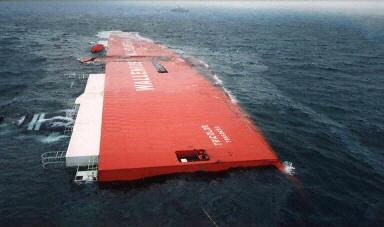 图:两货轮在英吉利海峡相撞 2862辆豪华车沉没海底