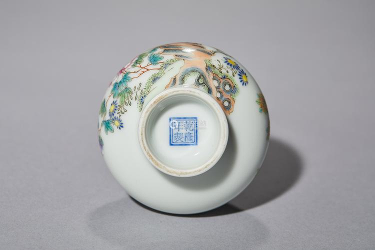 民国 仿珐琅彩花卉纹小胆瓶