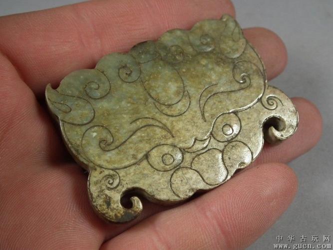 汉代和田青玉鸡骨白兽面纹大玉佩