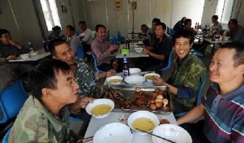 农民工聚餐,饭后农民工捡了几个塑料瓶,一个月后发工资他愣住