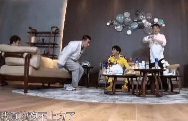 王彦霖节目公然"脱鞋",脚放的位置成亮点,意外暴露真实人品