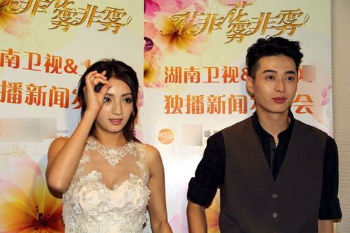 韩承羽麦迪娜同场亮相 外形惹眼被赞"洋娃娃"情侣