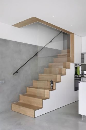 楼梯保证安全只能装护栏?侧边这样做,既能增加收纳还能保证安全