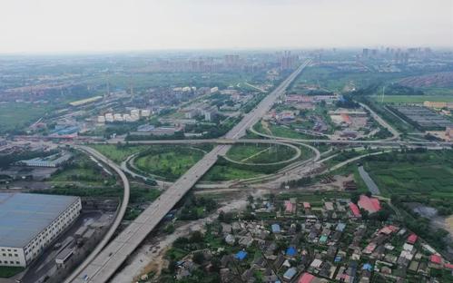 改造前三宝屯平交道路位于沈抚示范区与抚顺市望花区交界处,东与望花