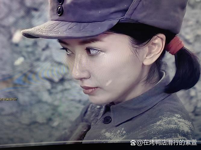 八路军女狙击手,这妆画的要几个小时吧!还有时间打仗?导演长长心吧!