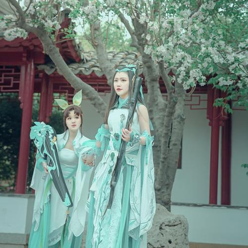 入门琴娘 cn: 荼白白,儒风琴萝 cn: 郝甜彩摄影:樱庭时鞅 | 化妆:荼白