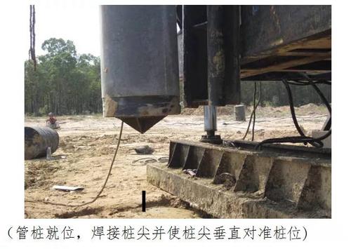 3起吊预制管桩 先拴好吊桩用的钢丝绳及索具,管桩在施工中起吊,可采用
