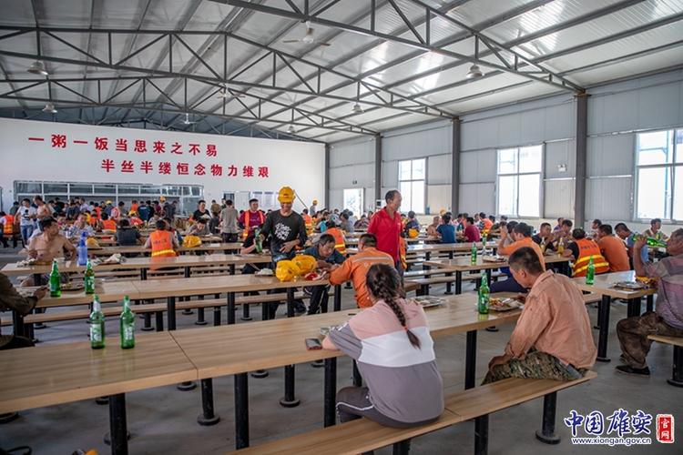 食堂的厨房和餐厅都干净整洁,饭菜口味多样,营养丰富,为辛苦工作的