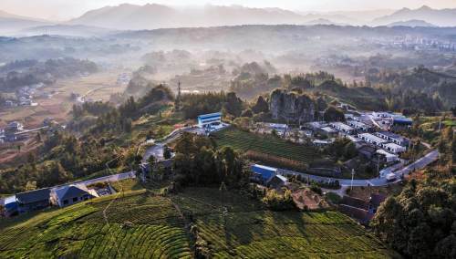 鹤峰走马镇:金秋晨曦千斤坪 流光闪烁如仙境