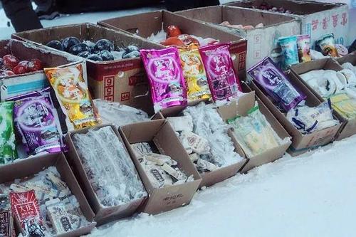 东北人在雪地里直接把冰棍摆在地上贩卖.图/百度旅游