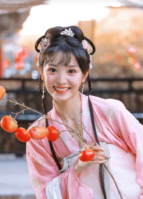 田曦薇 拿下了古装剧《星落凝成糖》的女主,这部剧溜了不少人,最后才