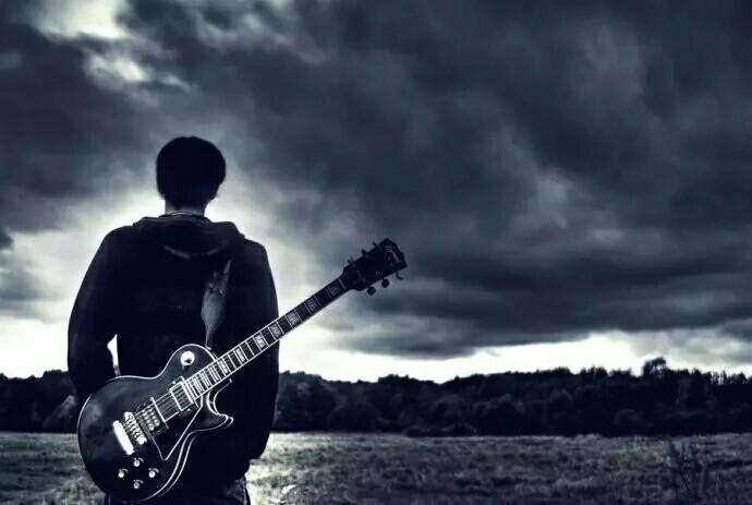 背吉他的男生背影图片