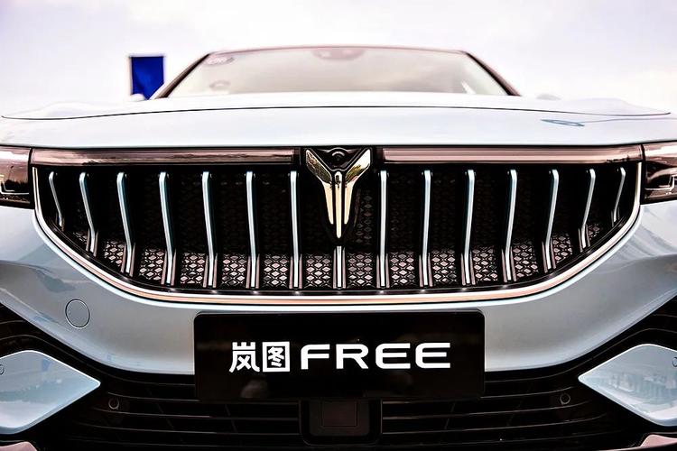 车头在夜晚来临之时灯光样式非常炫酷,当然这里还有可自发光车标的