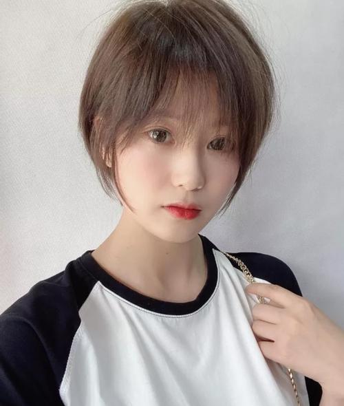 一款流行的发型也是必不可少的,要问今年什么发型最流行?
