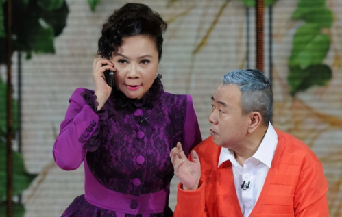 59岁蔡明录综艺时病倒躺担架双眼紧闭面色痛苦送医现场曝光