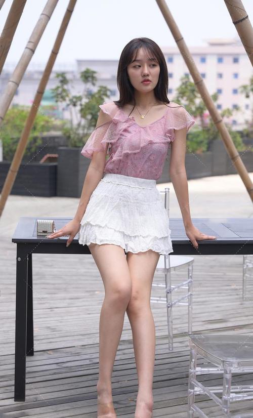 年轻女孩夏天多穿短裙再运用糖果色搭配减龄又凸显青春气质
