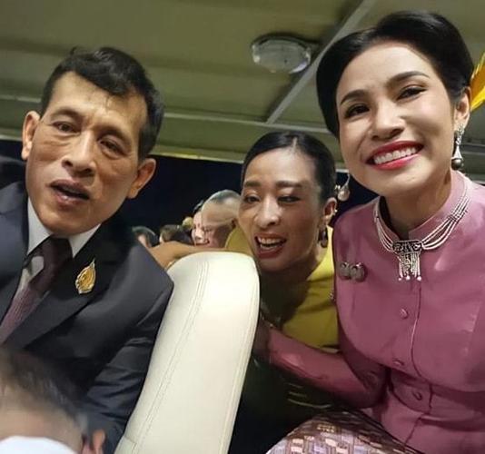 泰国王后与贵妃同穿粉裙比美被小7岁诗妮娜的小蛮腰抢了风头